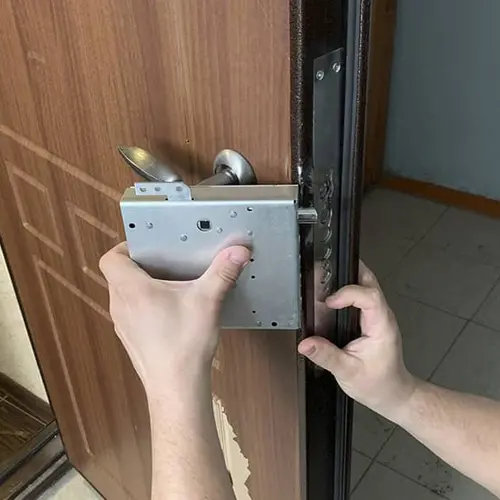 Установка врезного замка